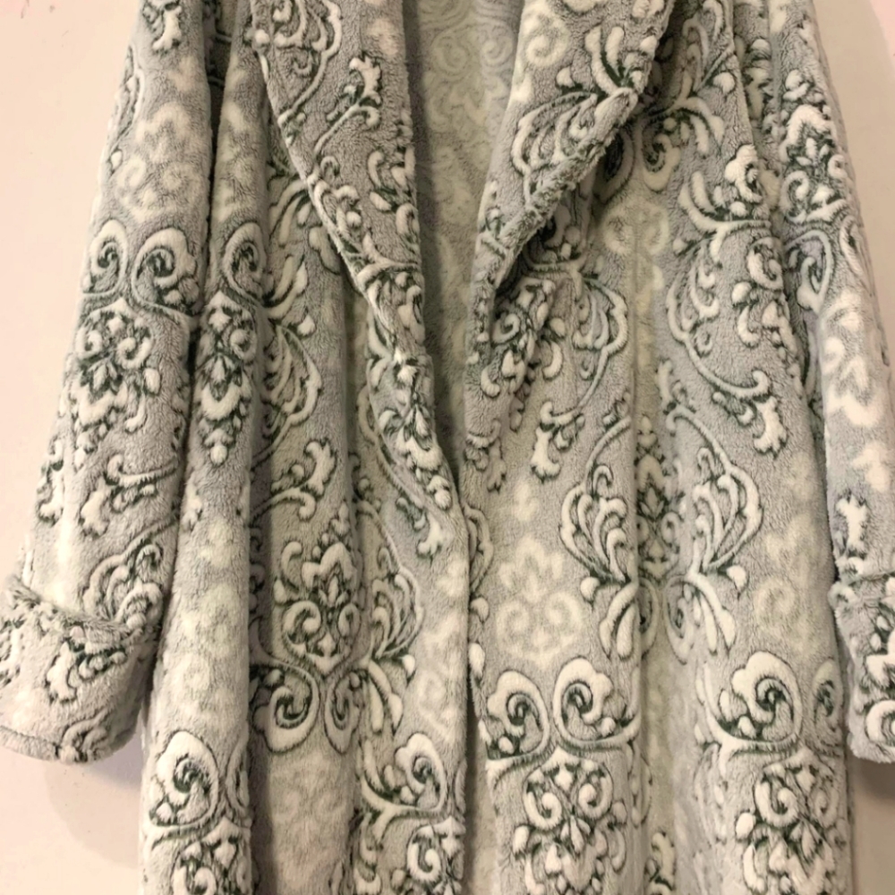 NWT Berkshire Blanket Co. Sz S Grey & Ivory Paisley Filigree Robe - Picture 4 of 7